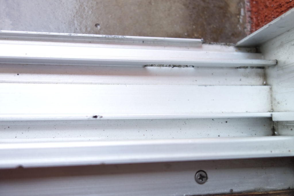 窓拭きが簡単きれいに出来る裏技 家事えもん流の結露防止 黒カビ退治 生活お役立ち情報