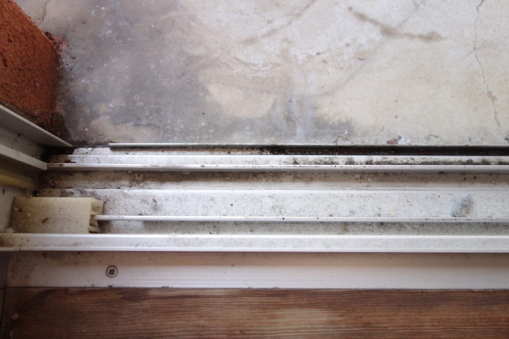 窓拭きが簡単きれいに出来る裏技 家事えもん流の結露防止 黒カビ退治 生活お役立ち情報