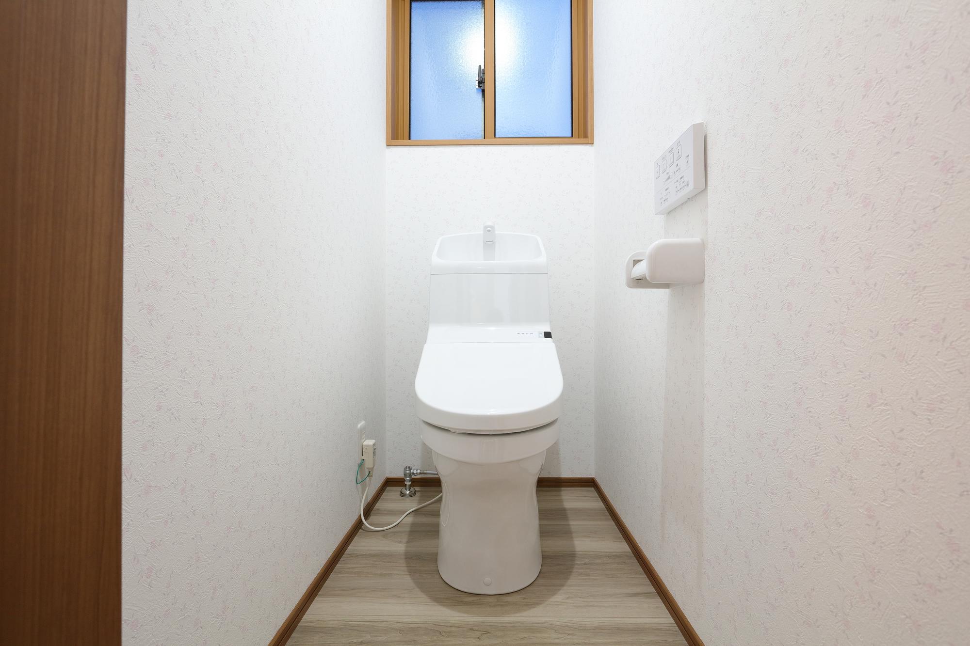 【トイレの壁と床の掃除方法】ニオイはトイレの壁と床の汚れが原因｜生活お役立ち情報